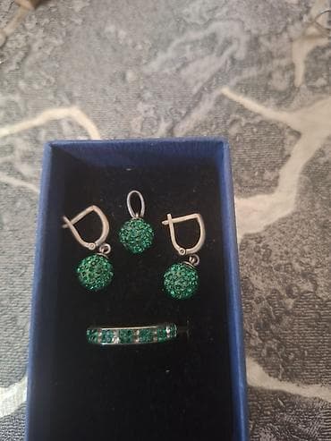 пандора кольца: Комплект украшений с зелёными кристаллами. Состав: - Серьги-подвески — 1