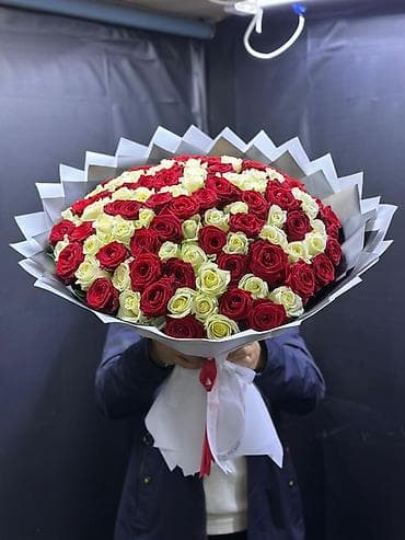 гулдо: Авторский букет из красных и белых роз - Состав: крупный микс из алых — 4