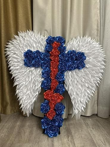 корзины для цветов: Панно/венок в виде креста с ангельскими крыльями из атласных лент. - — 3