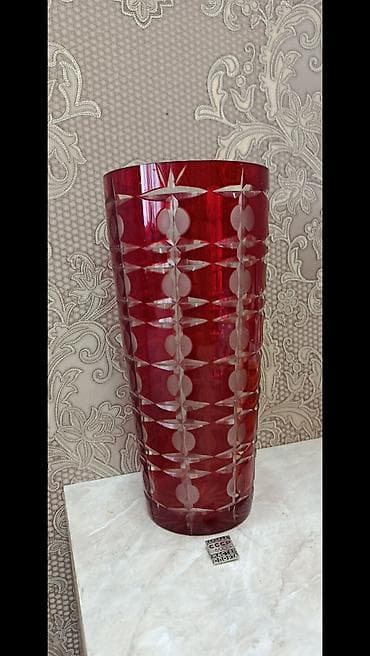 Ваза из красного стекла с алмазной гранью и матовым орнаментом. -