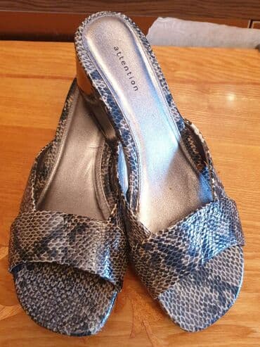 шлепка: Шлёпанцы под змеиную кожу. каблук не высокий, танкетка. Одевала пару — 1