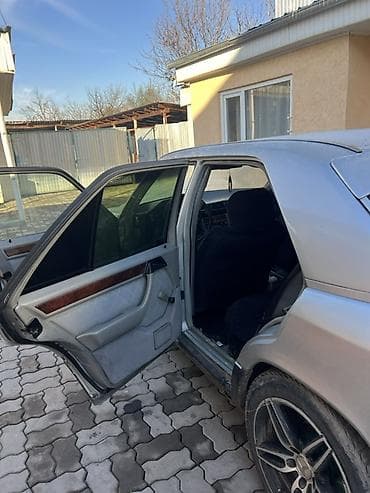 седан срочно продаю: Mercedes-Benz W124: 1993 г., Ручные, Седан — 4