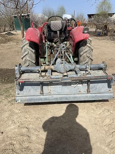 Компактный колесный трактор с фронтальным погрузчиком и задней