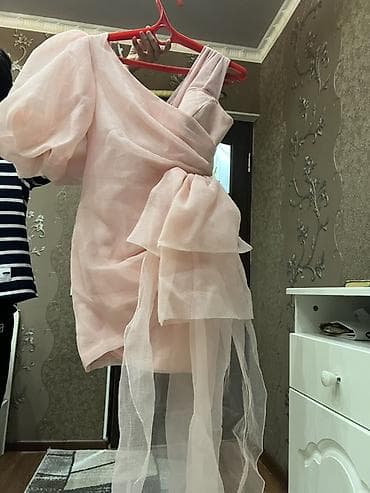 белые платья: Платье коктейльное асимметричное, оттенок нежно‑розовый. - Силуэт — 2