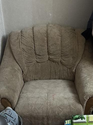Кресло в хорошем состоянии, толкьо постирать. Было дома стояло в углу