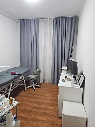 Коммерческая недвижимость: Сдаётся пустой кабинет в салоне красоты. Есть только витринные полки — 2