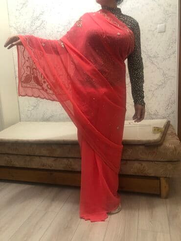 Сари индийское ткань - шифон на нем стразы вышиты в ручную