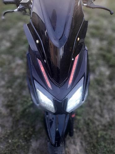 100: Скутер с агрессивным спорт-дизайном и LED-оптикой. Основные — 1