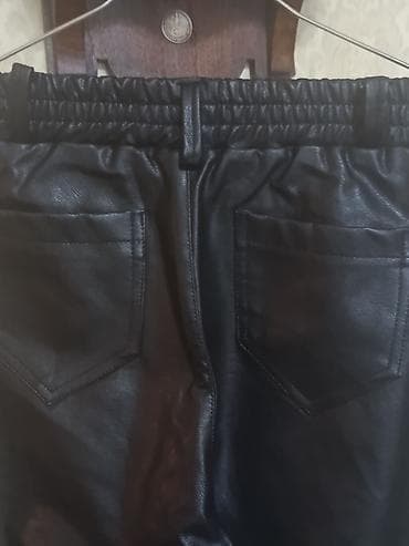 коженные брюки: Черные брюки из эко‑кожи - Прямой крой, средняя посадка. - Пояс на — 2