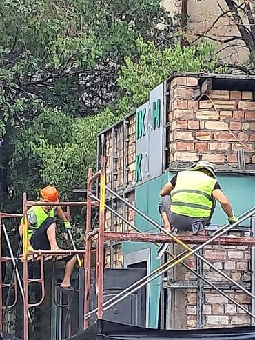 Услуги по строительству и ремонту: Демонтажные работы всех видов. - Снос перегородок и стен (кирпич — 10