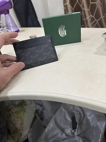 Карточница Goyard, компактная и тонкая. Характеристики: - Материал