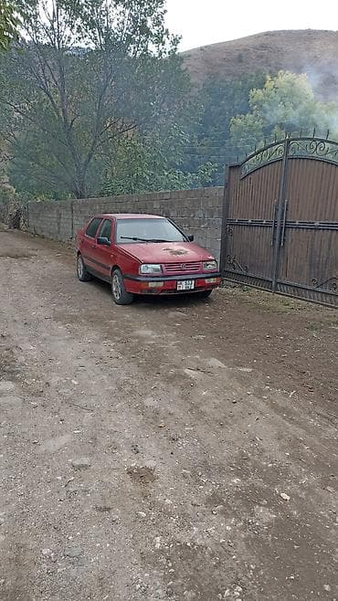 салон е46: Volkswagen Vento: 1992 г., Кол менен иштөөчү, Седан — 1