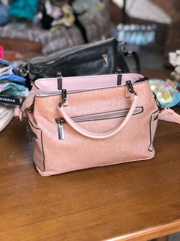 книги художественная литература: Сумки женские по 300 сом . Состояние хорошее — 2