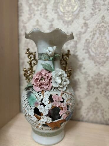 декоративная ваза: Пара декоративных фарфоровых ваз с объёмным цветочным декором - — 2