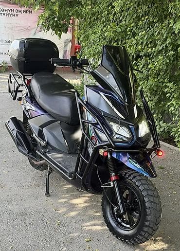 Скутер/мопед класса 50–150 см³ с внедорожным обвесом и багажными