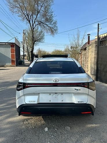 m5 cs: Toyota bZ3: 2023 г., Электромобиль, Седан — 4
