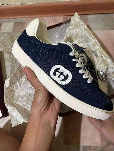 Кроссовки в стиле ретро-сквош, темно‑синие с белыми акцентами. Верх