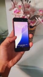 Смарт-часы: IPhone SE 2020, Б/у, 128 ГБ, Красный, 78 % — 2