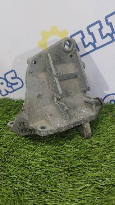 suba: Subaru Outback v-2.5 2010год, кронштейн двигателя — 1