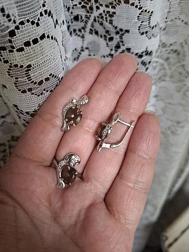 серебряное кольцо женское: Гарнитур из серебра 925 пробы. камни раух-топаз, фианиты.кольцо 18 — 2