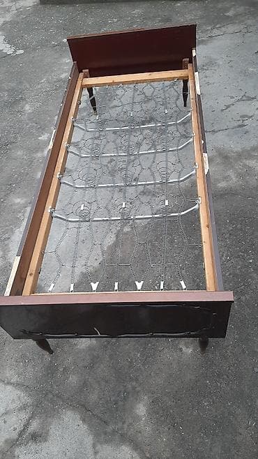 царга: Односпальная кровать с пружинным основанием - Размер: ориентировочно — 1