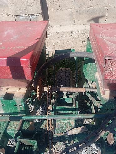 сапог двухскатная: Кукурузная/овощная механическая сеялка, навесная на трактор. - Ширина — 2