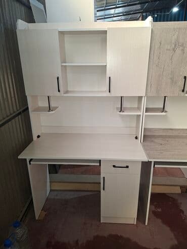 компьютерная стол: Компьютерный стол, Новый, С полками — 13