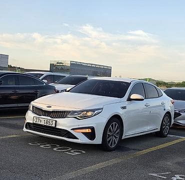 Kia к5 (рестайлинг), белый седан бизнес-класса. Посуточно автомобили — 3