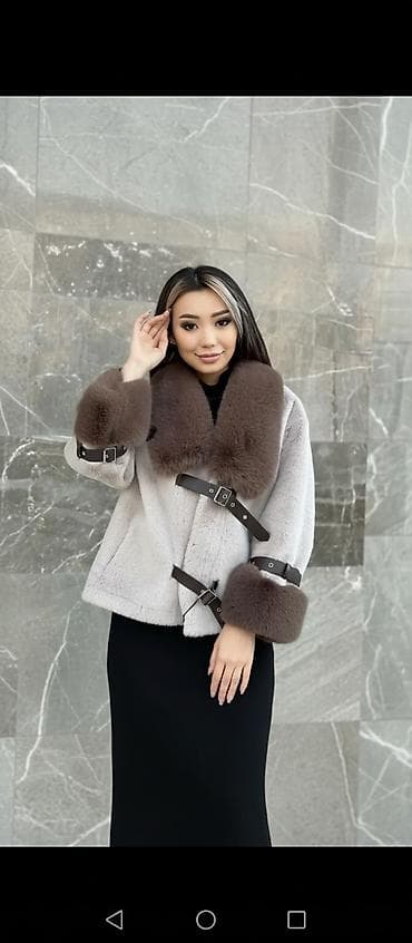 Женская шубка с контрастной отделкой и ремнями - Силуэт: укороченная