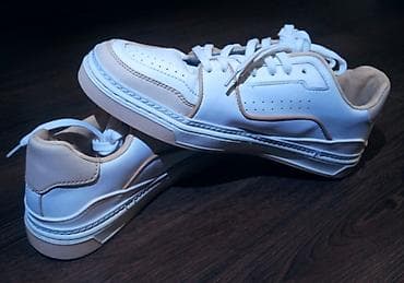 Белые мужские кроссовки с бежевыми акцентами, выполненные в низком