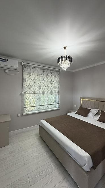 Газон: Современный частный дом с благоустроенным двором и зелёным садом. - — 8