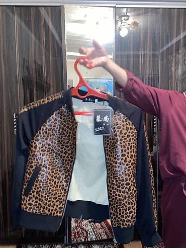 v beach: Женская куртка-бомбер с леопардовым принтом - Модель: бомбер на — 2