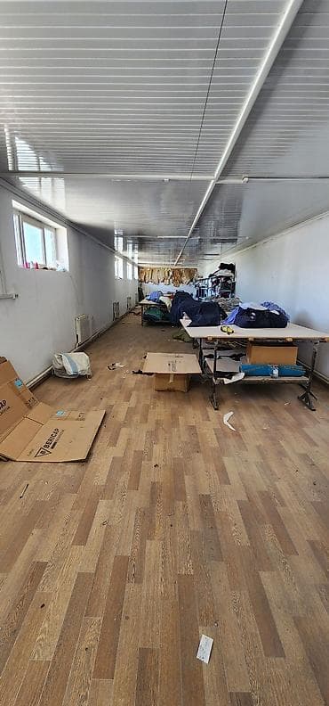 суточный дом каракол: 200м² ичинен 100м² гана жук, буюмдарды сактаганга беребиз. Толук — 9
