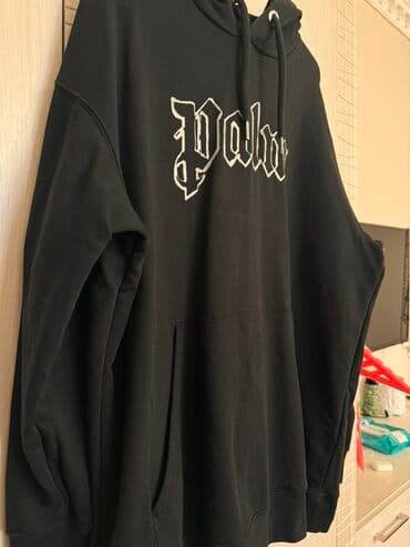 Киреге берилүүчү кийимдер: Черное унисекс худи с капюшоном и карманом-кенгуру. Спереди крупный — 2