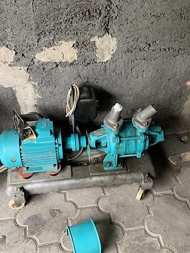 Насос для полива огорода или поля большой площади работает с большим