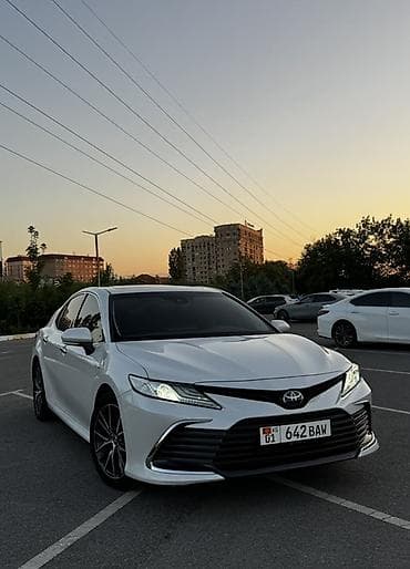 Унаа: Toyota Camry: 2022 г., 2.5 л, Вариатор, Гибрид, Седан — 2