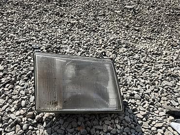 Передняя фара автомобиля (левая/правая — ориентируйтесь по креплениям