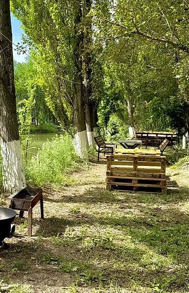 скамейки из дерева: @Fazenda.Resort + Зона отдыха у пруда в тени деревьев - Локация на — 5