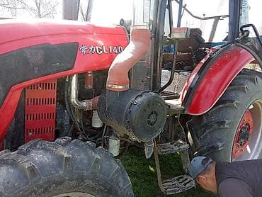 т40 ведуший: Колесный трактор с кабиной, красный. Модель по маркировке на капоте — 5