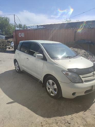 Компактный хэтчбек белого цвета. Основные особенности: - 5‑дверный