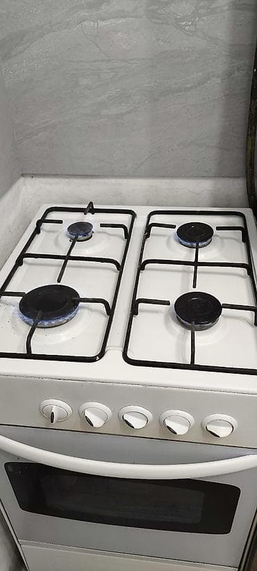 Хлебопекарное оборудование: Газовая плита с духовкой, классический белый корпус. Духовка рабочая — 2