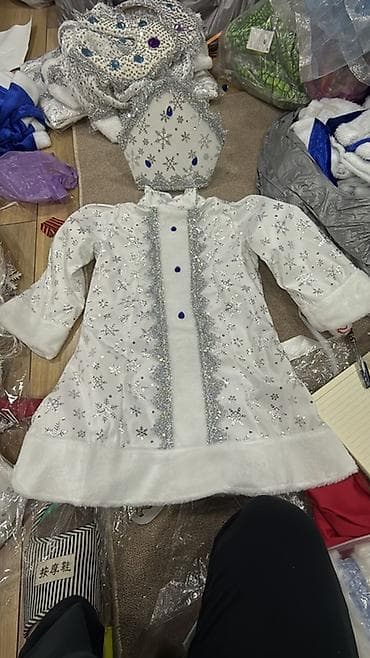 аренда мантии: Костюм Снегурочки для девочки на прокат Состав комплекта: - платье с — 2