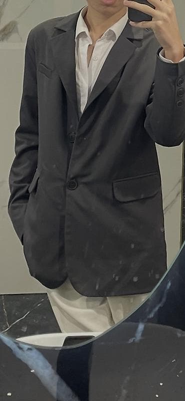 Классический пиджак, темно‑серый/графитовый цвет. Прямой силуэт