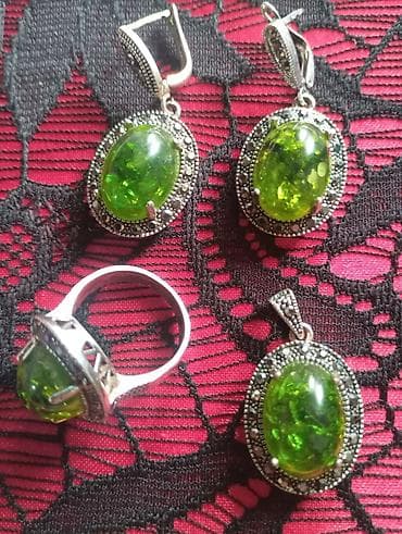Комплект украшений с зелёными вставками - Состав набора: серьги