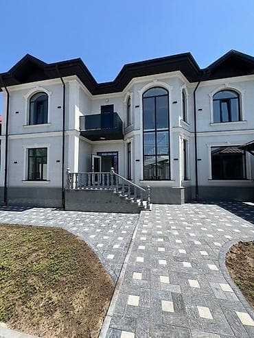 Элегантный частный дом в классическом стиле с закрытым двором и