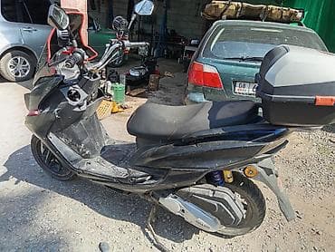 Скутер/макси-скутер 50–150 см³ (визуально — спортивный дизайн, черный