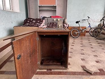 стиральная машина б: Швейная машина в шкафу-тумбе - Электромеханическая швейная машина — 4