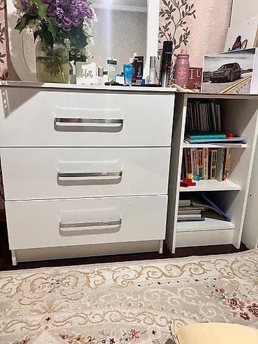Продается комод (глянцевая поверхность) с книжными полками в отличном