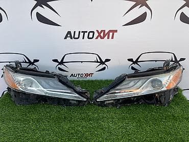 Комплект передних фар Toyota