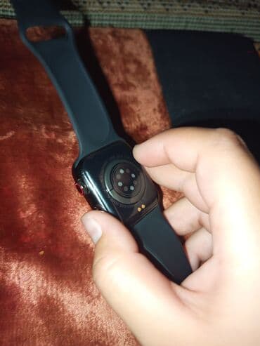 часы apple watch 7: Смарт-часы с черным квадратным корпусом и черным ремешком. Устройство — 1